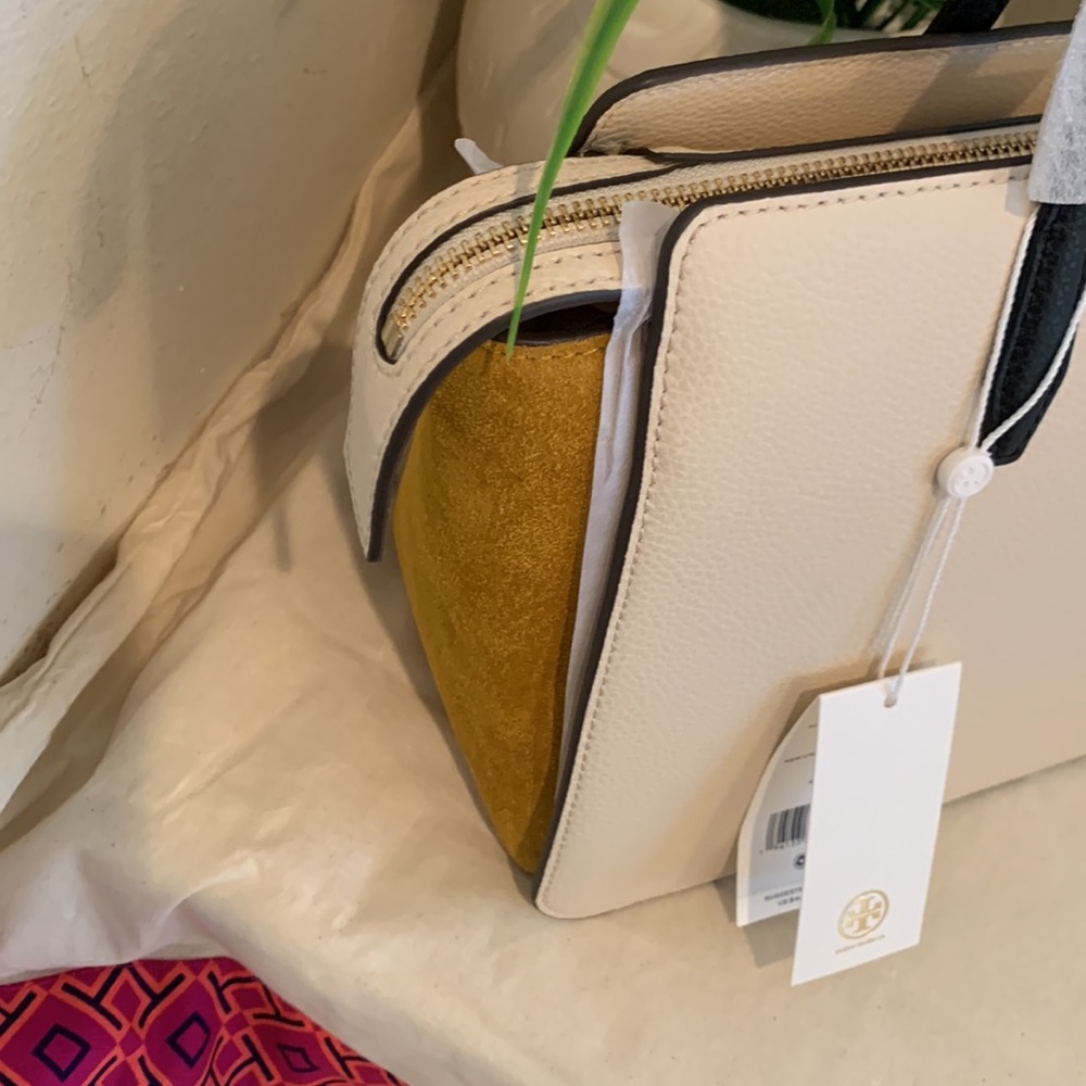 Tory Burch Robinson Colorblock Small Leather Tote
TORY BURCH - Picture 9 of 16